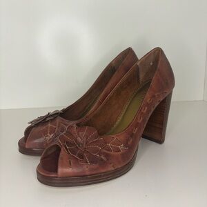 SEYCHELLES LEATHER PEEP TOE HEELS